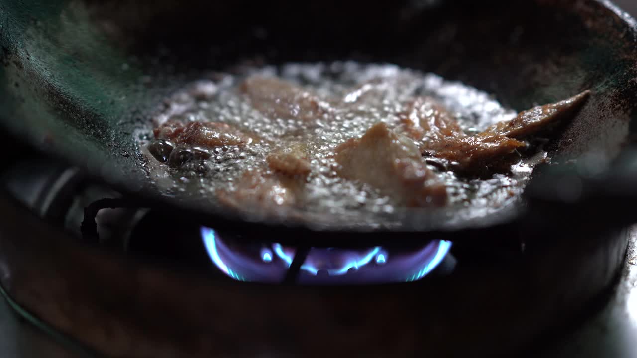 用热油锅煮鸡视频素材