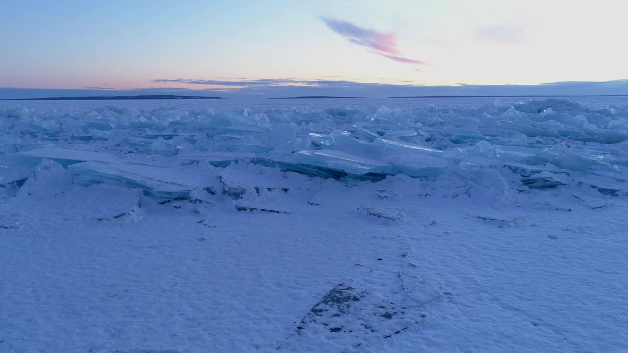 密歇根州麦基诺海峡的冬季冰无人机鸟瞰图视频素材