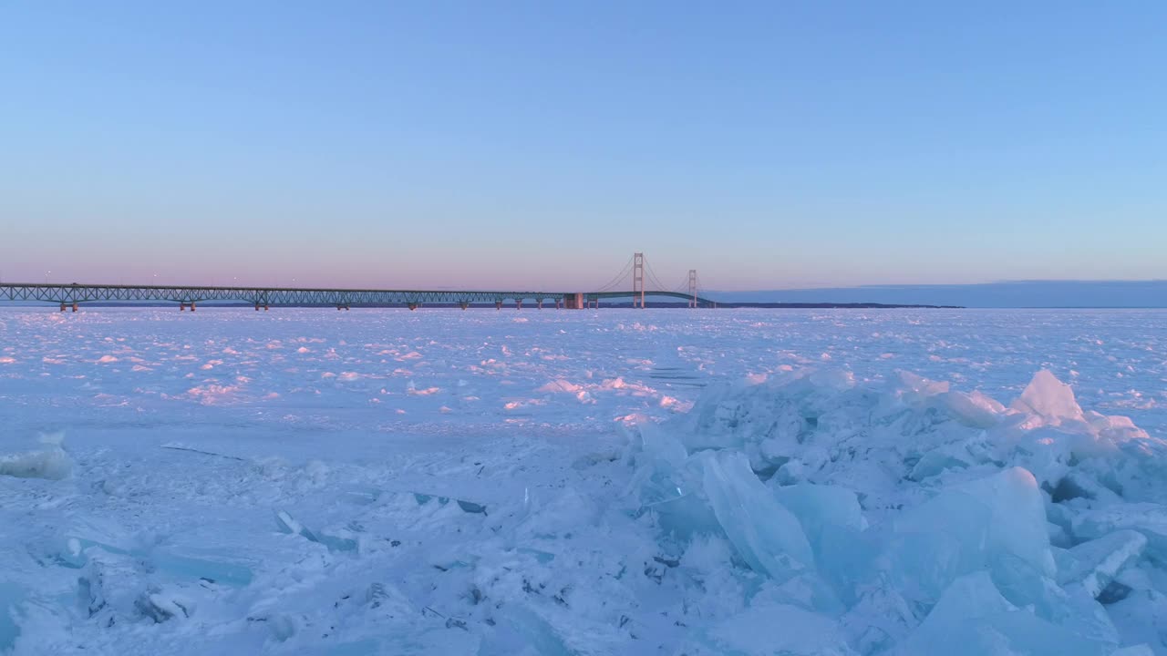 密歇根州麦基诺海峡的冬季冰无人机鸟瞰图视频素材