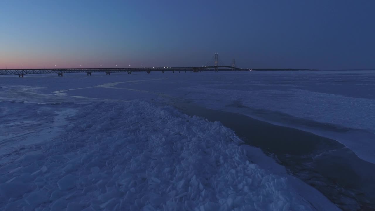 海峡麦基诺北密歇根麦基诺大桥傍晚无人机鸟瞰图视频素材