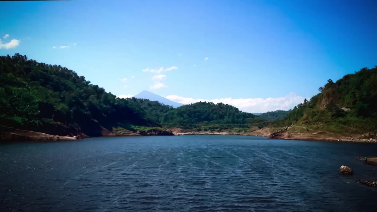 时间流逝自然湖泊水景之间的山在巴厘岛最大的大坝在旱季，提塔布乌拉兰视频素材