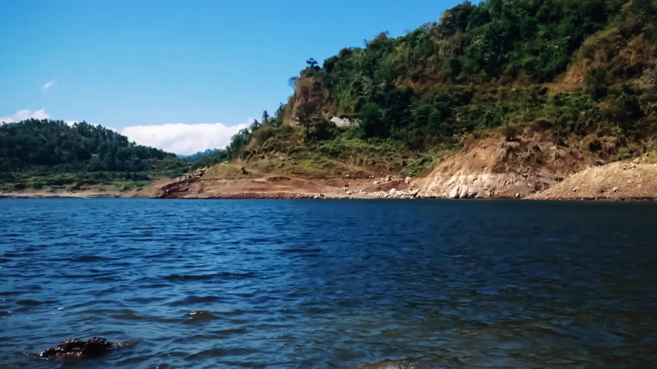 清新的风景湖水波纹Titab乌拉然大坝之间的山在一个晴朗的日子在旱季视频素材