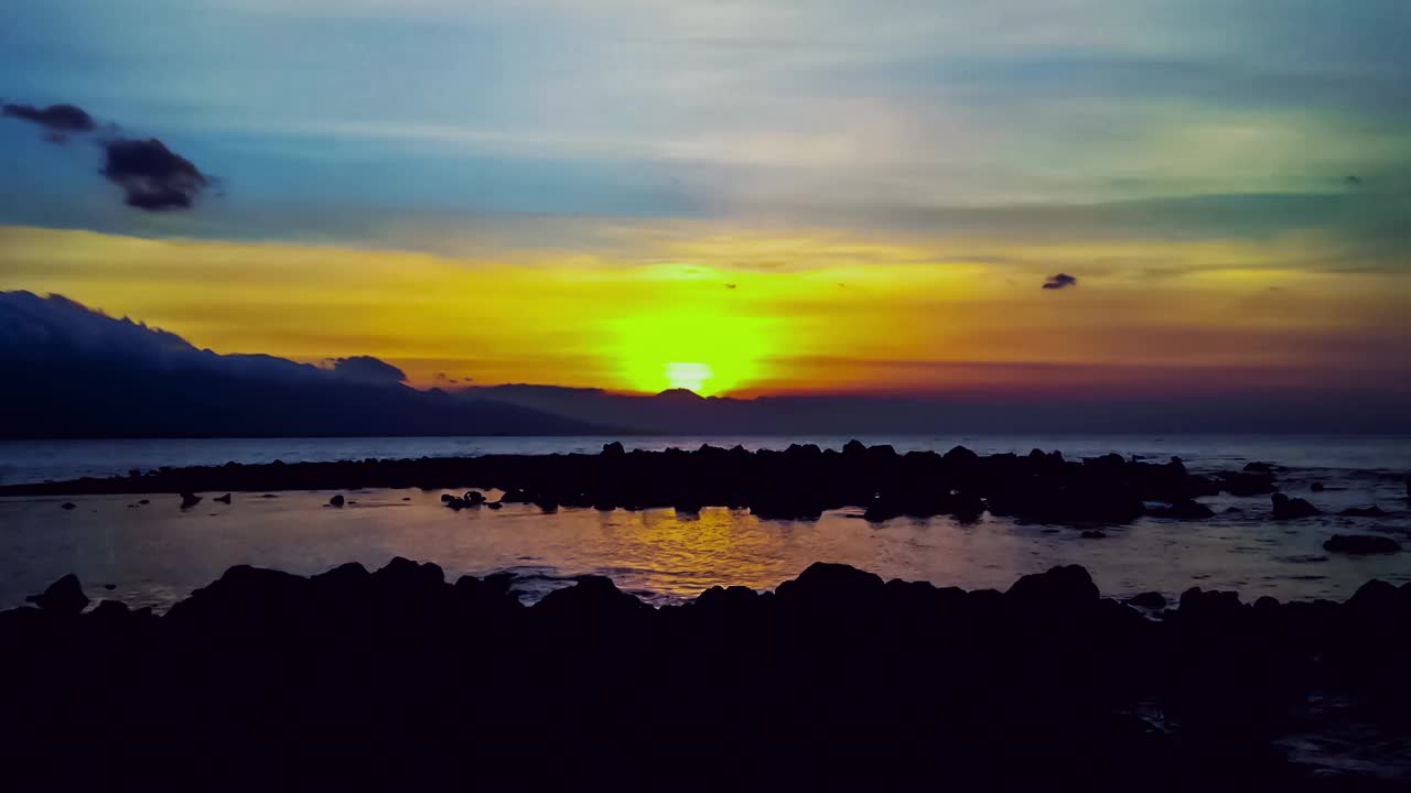 在Umeanyar村热带岩石海滩上的时间流逝视频素材