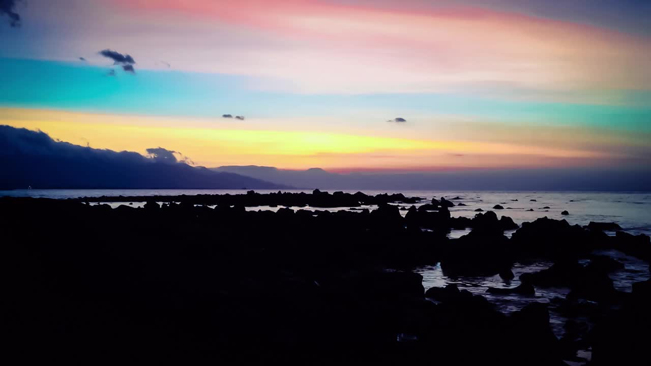 时间流逝平静的海水涟漪和日落在热带岩石海滩在村庄，Umeanyar视频素材