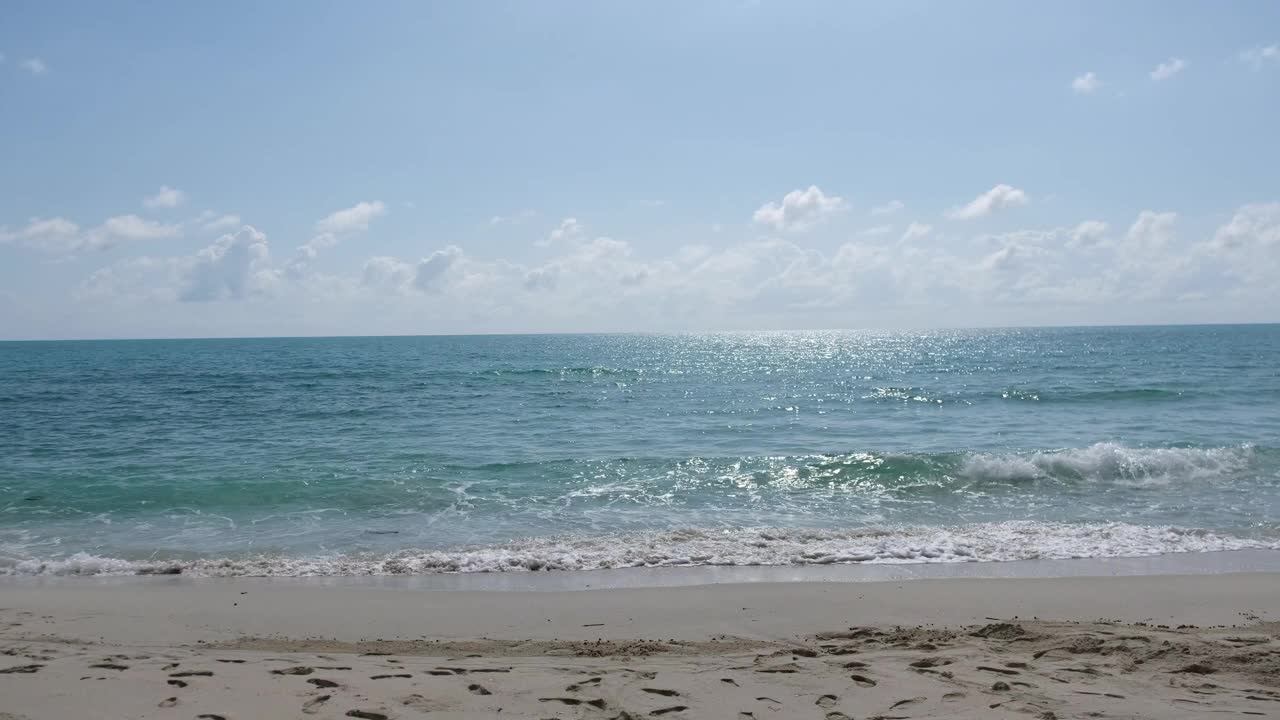 热带白色海滩与蓝色的大海和天空背景视频素材