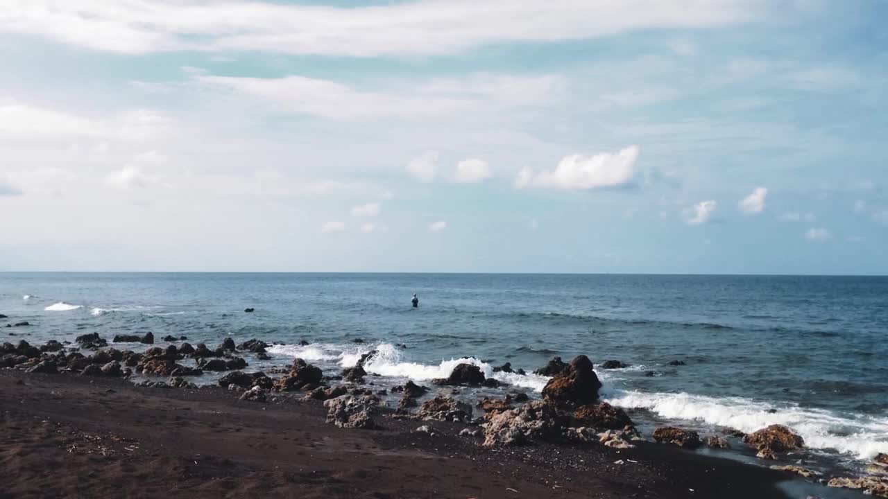 时间流逝自然运动海滩风景与小海洋岩石和渔民捕鱼在Umeanyar村视频素材