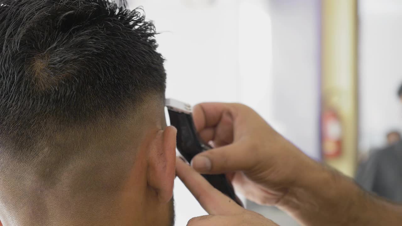 专业理发师为客户提供时髦的发型视频素材