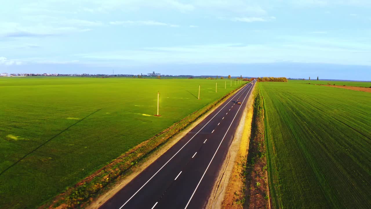 夏季景观与绿地与交通的道路视频素材