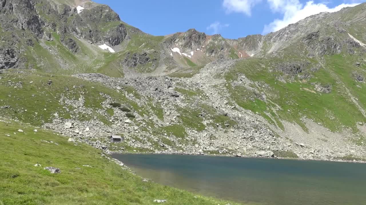 美丽的高山湖泊和高山徒步旅行视频素材