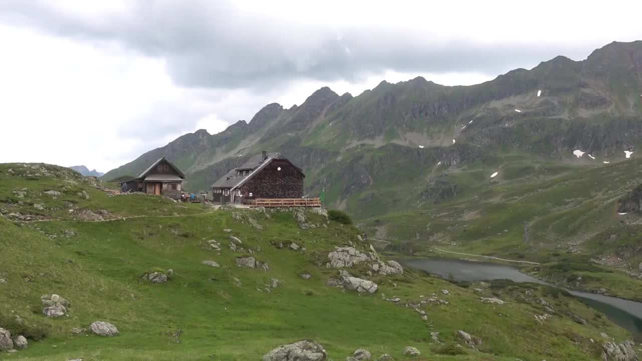 木山小屋和一个美丽的湖在绿色的山视频素材