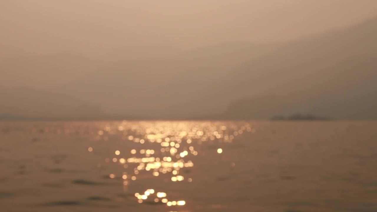 海洋海滩日出海滩上的海浪水的质地美丽的日落大海视频素材