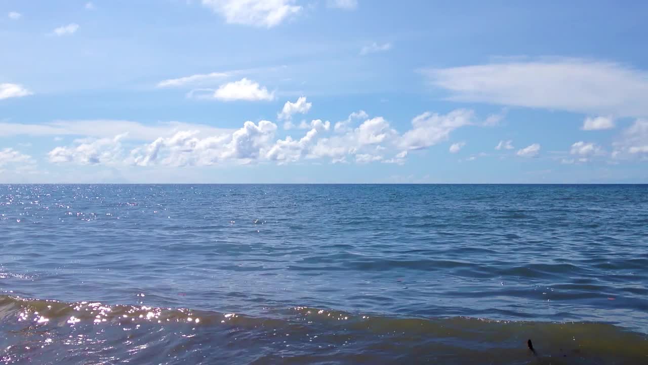 在一个阳光明媚的日子，宁静的热带海滩风景在村庄视频素材