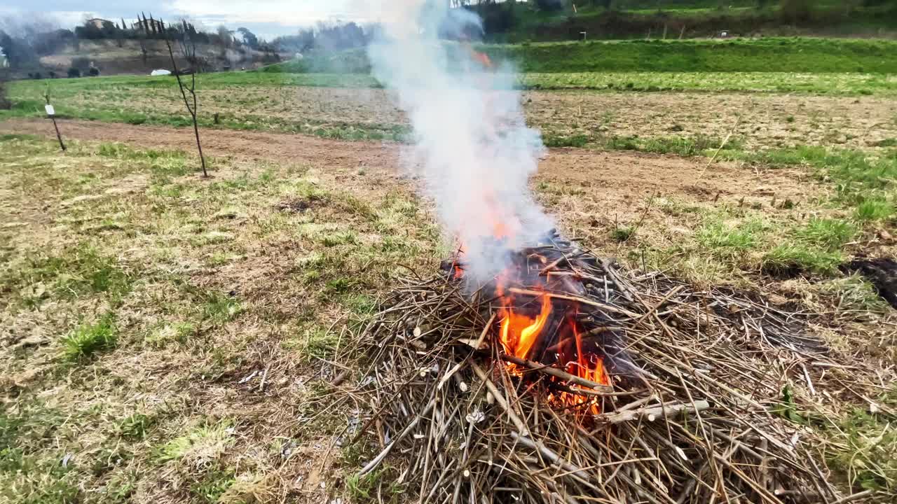 在乡下燃烧的木头视频素材