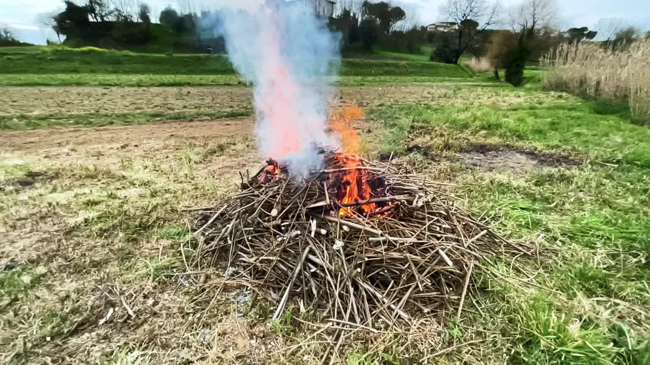 在乡下燃烧的木头视频素材