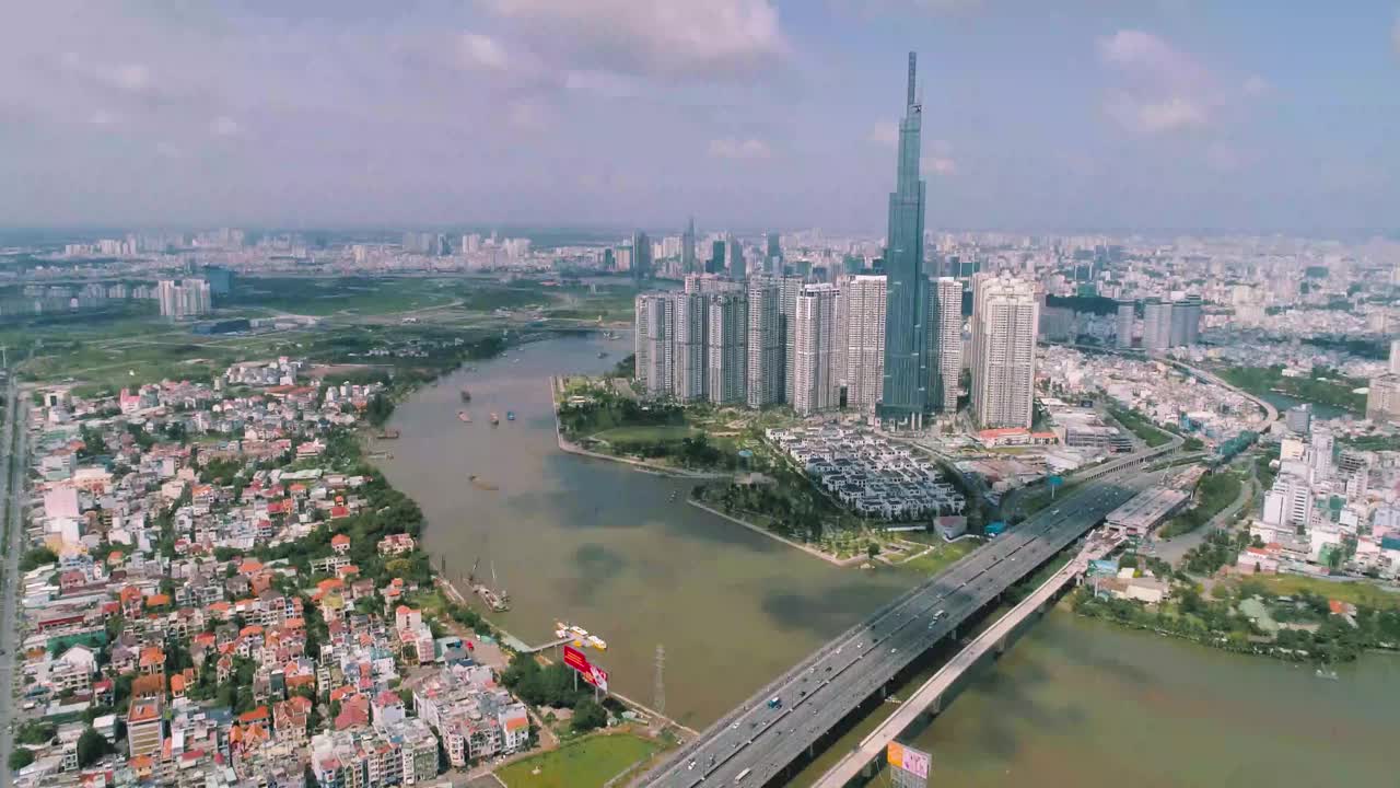 越南胡志明市的西贡河和地标81摩天大楼鸟瞰图视频下载