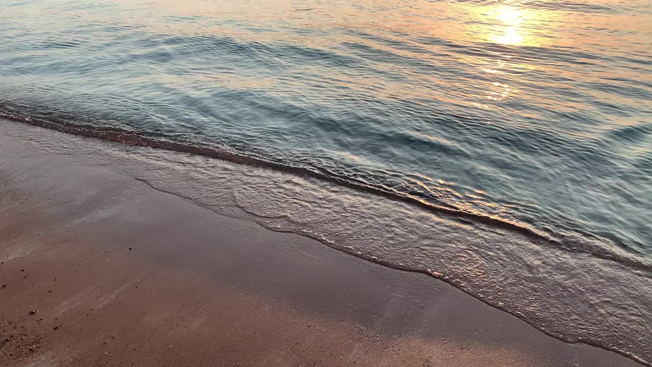 海洋海滩日出海滩上的海浪水的质地美丽的日落大海。视频素材