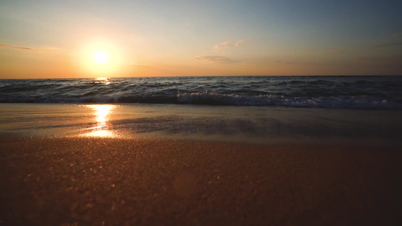 海浪拍打在沙滩上，热带海滩在日出，4k视频视频素材