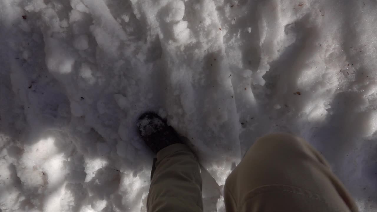 男人靴子在雪地上行走的特写视频素材