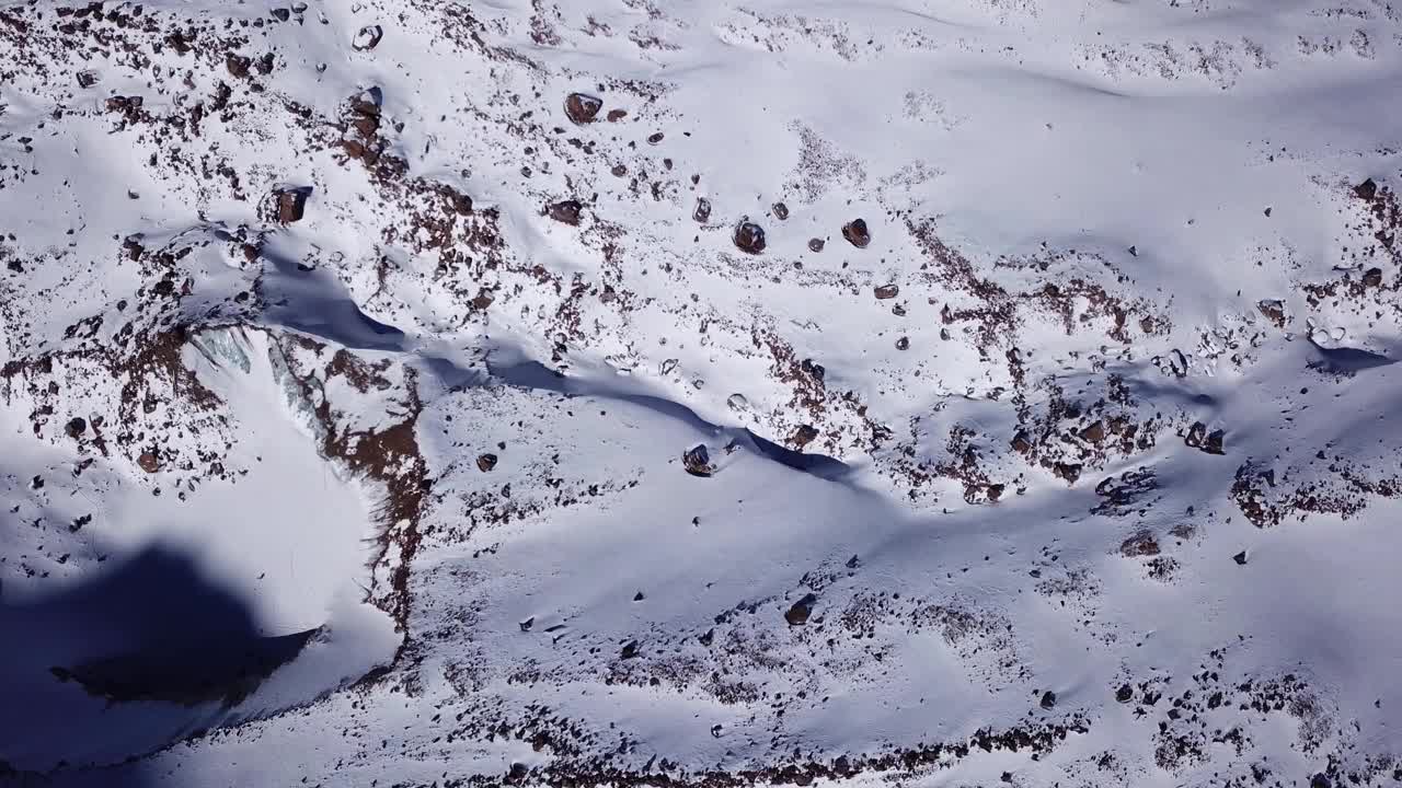 一群登山者在山里行走视频素材