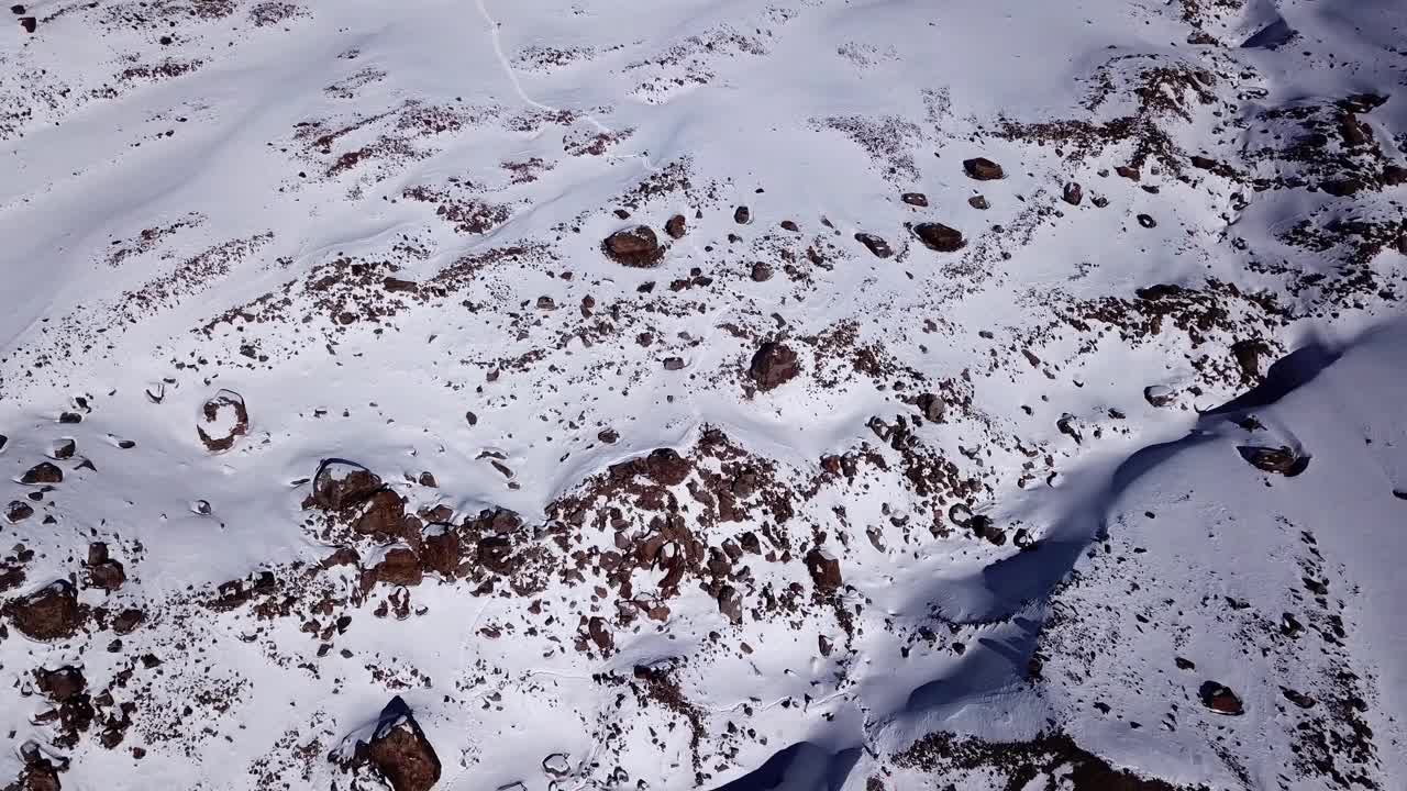 一群登山者在山里行走视频素材