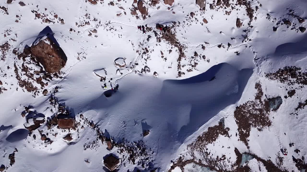 一群登山者在山里行走视频素材