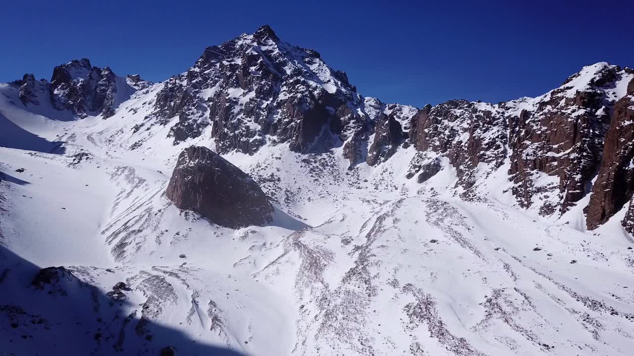 高耸的雪峰和冰川视频素材