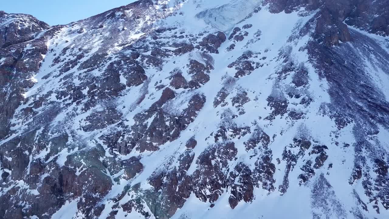 高耸的雪峰和冰川视频素材