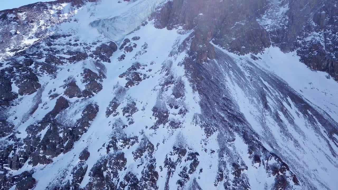 高耸的雪峰和冰川视频素材