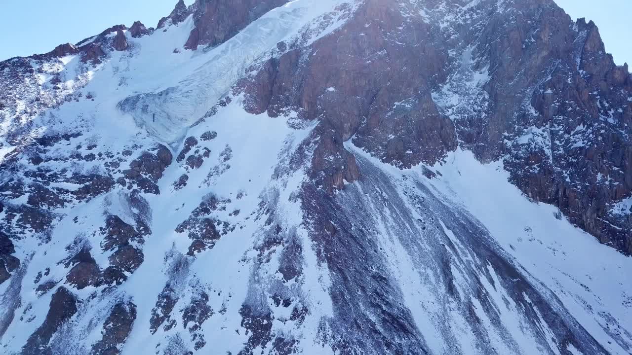 高耸的雪峰和冰川视频素材