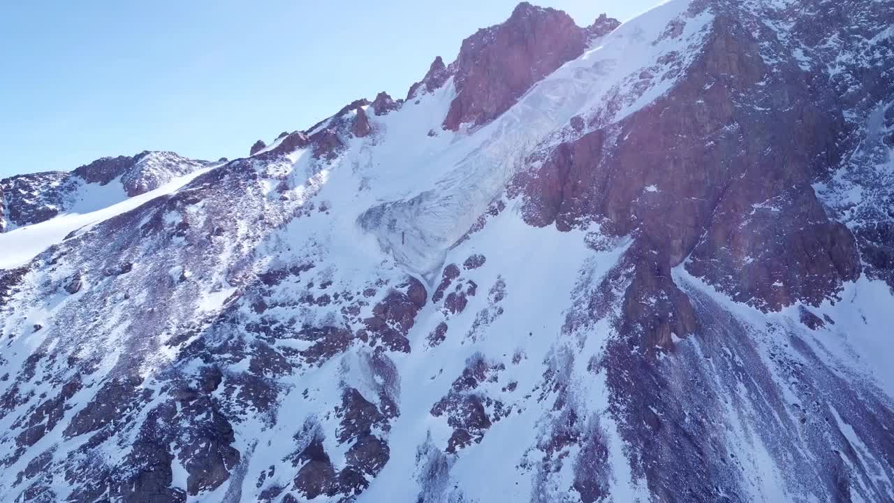 高耸的雪峰和冰川视频素材