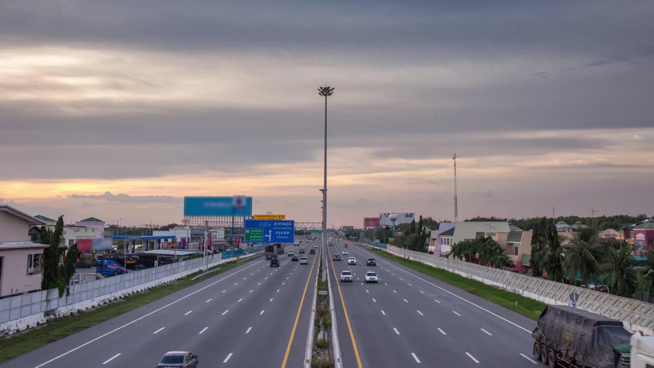 白天到晚上的时间流逝，汽车，卡车，公共汽车运输在高速公路上，在泰国的日落时间视频素材