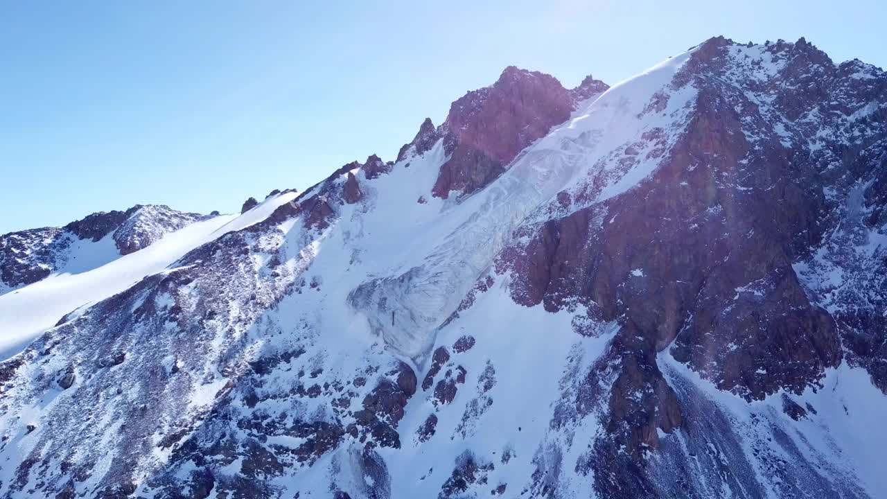 高耸的雪峰和冰川视频素材