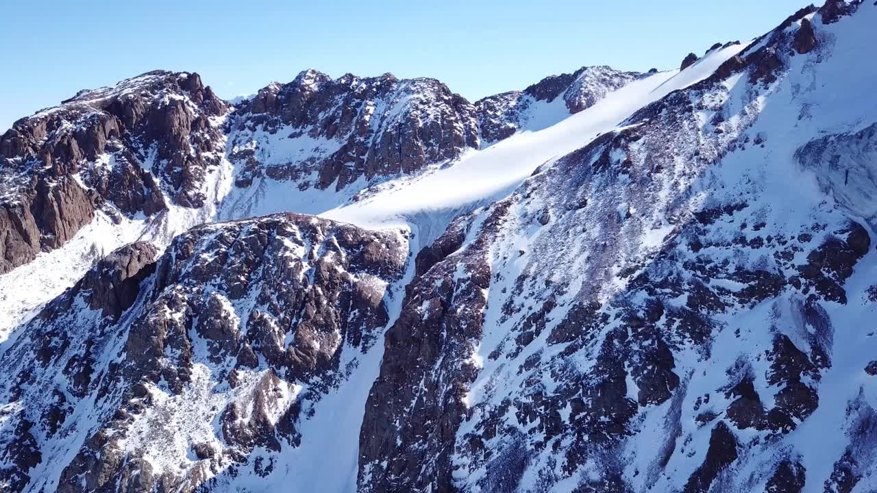 高耸的雪峰和冰川视频素材