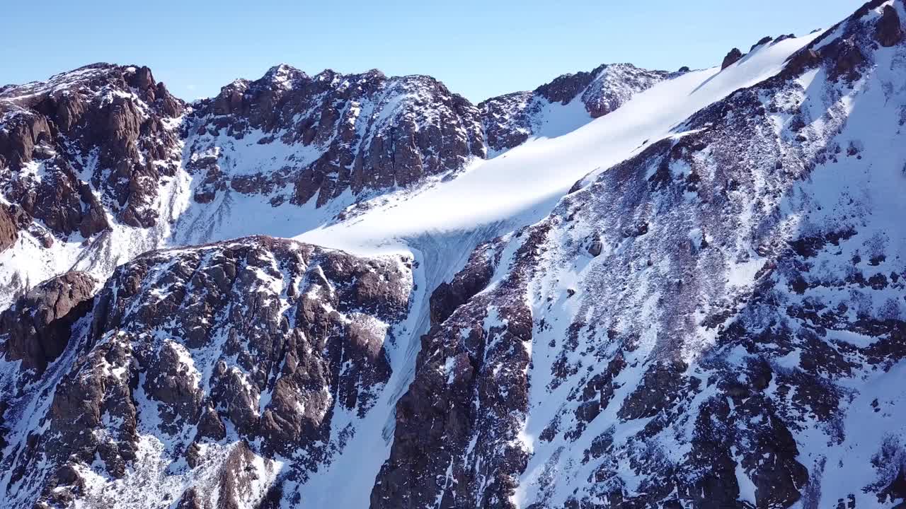 高耸的雪峰和冰川视频素材