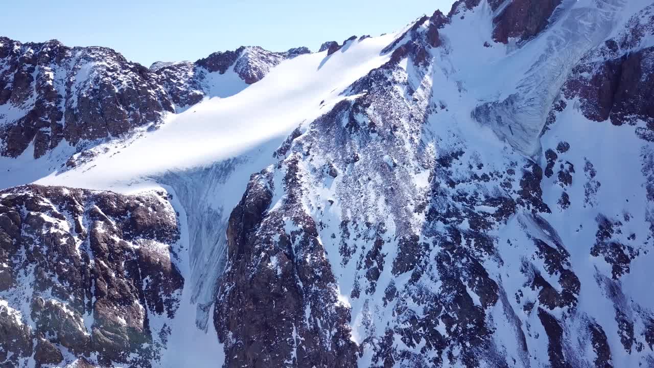 高耸的雪峰和冰川视频素材