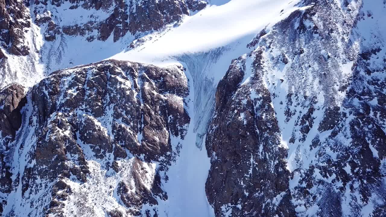 高耸的雪峰和冰川视频素材