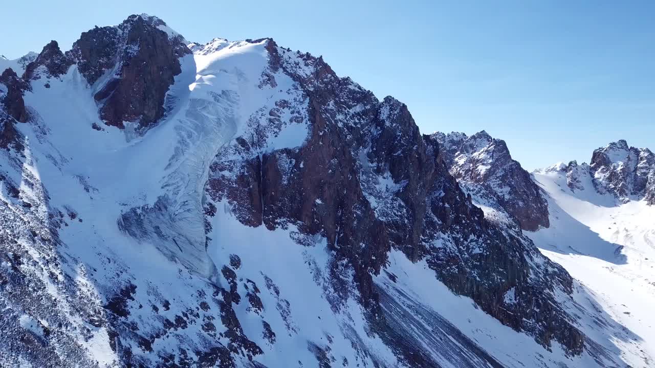 高耸的雪峰和冰川视频素材