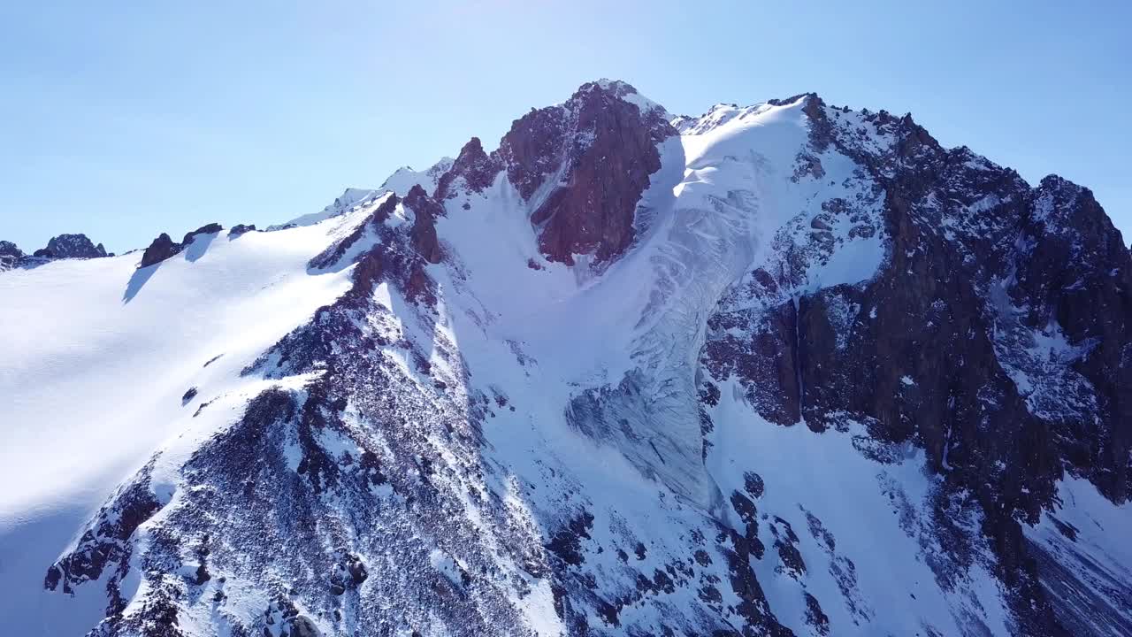 高耸的雪峰和冰川视频素材