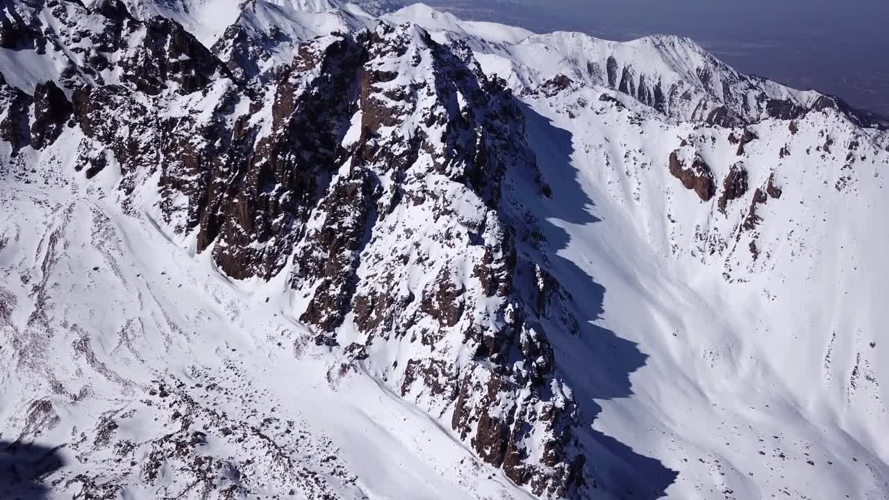 高耸的雪峰和冰川视频素材