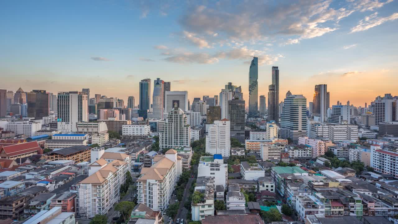 白天到晚上的时间流逝鸟瞰图曼谷市中心在泰国日落时间视频素材