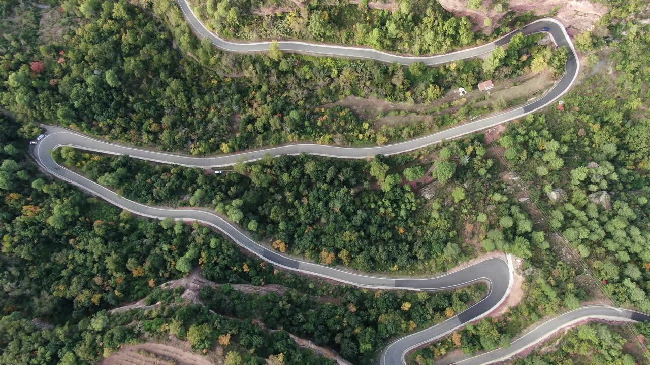 天顶视图的道路与转弯鸟瞰图视频下载