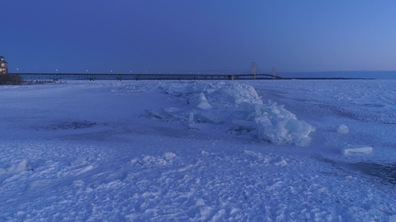 密歇根州麦基诺海峡的冬季冰无人机鸟瞰图视频素材