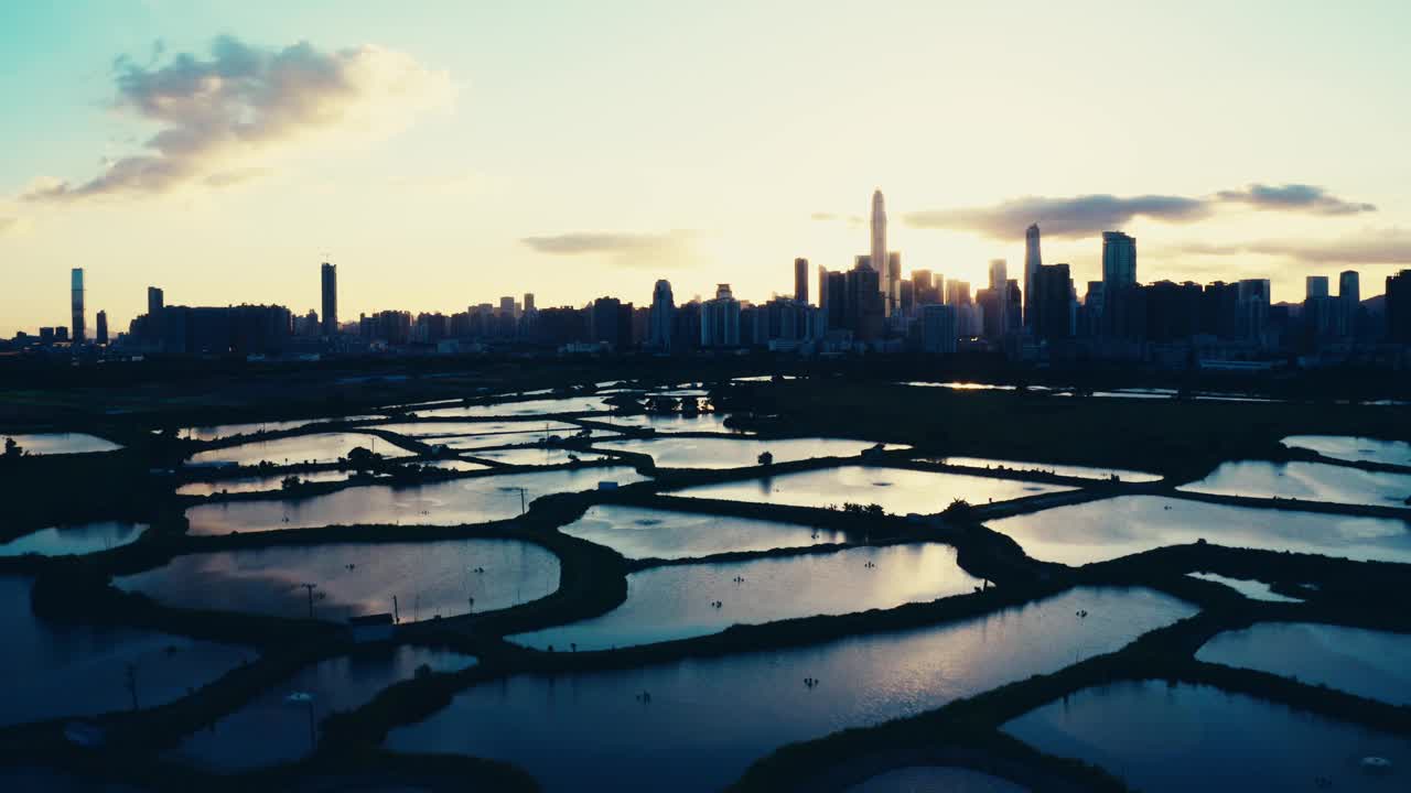 香港的养鱼场和城市景观视频素材