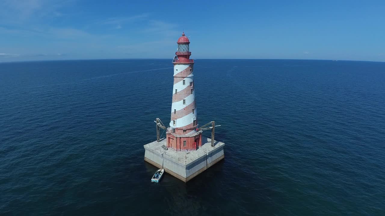 白色浅滩灯塔密歇根湖夏季蓝天旋转无人机鸟瞰图视频素材