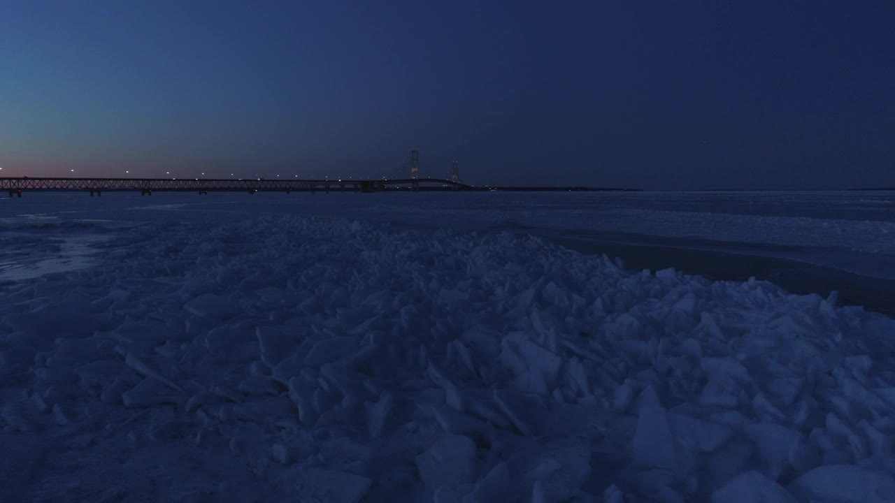 麦基诺海峡北密歇根麦基诺桥休伦湖晚间无人机鸟瞰图视频素材