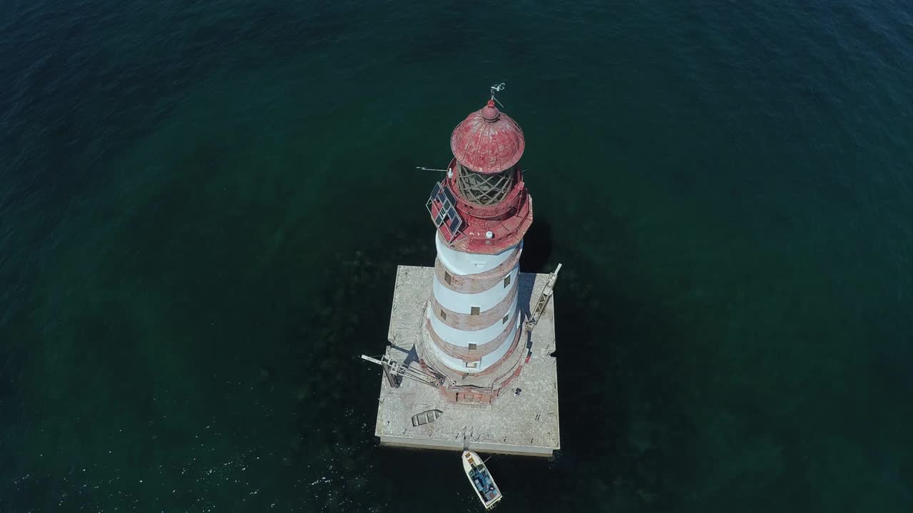 白色浅滩灯塔湖密歇根夏季蓝色天空Flyover无人机鸟瞰图视频素材