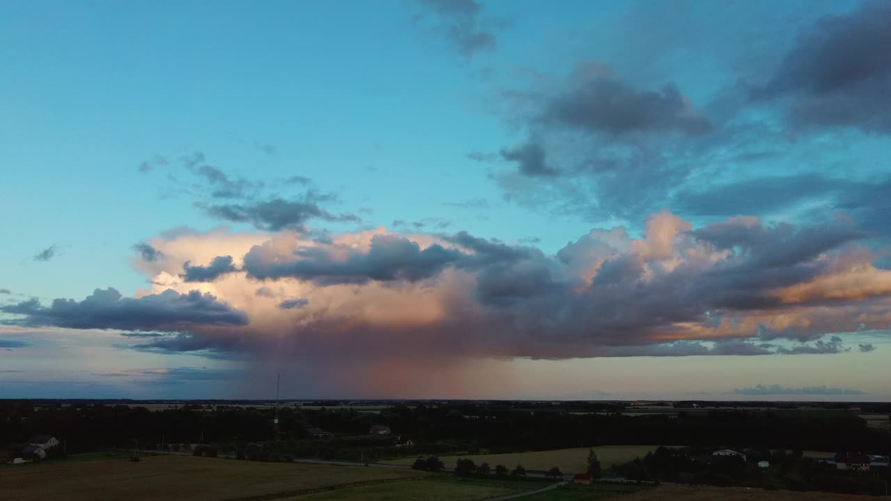 雨后的农田和雨云背景下的农村。空中Dron射杀。视频素材