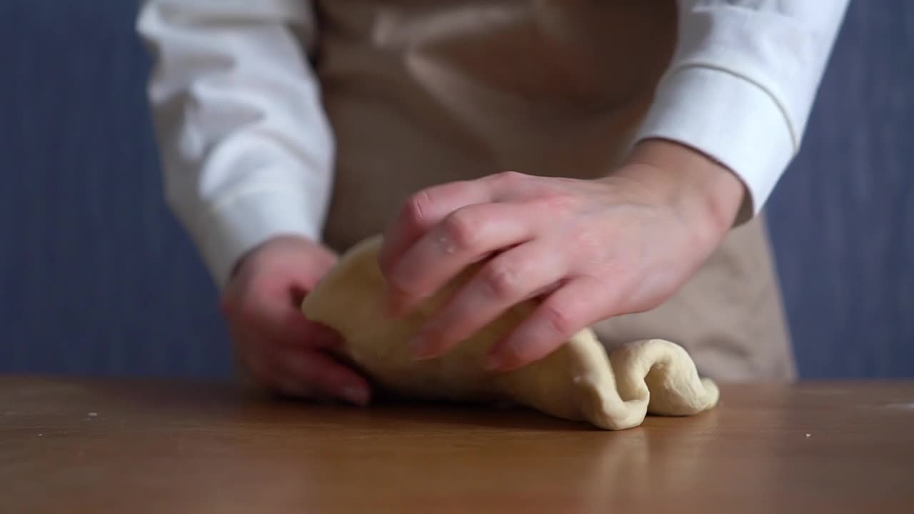 特写女人在桌上揉面团视频素材