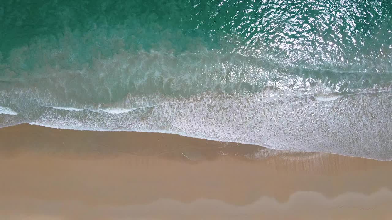 普吉岛海滩海，海滩海在夏天的阳光。视频素材