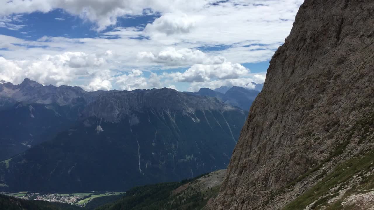 位于意大利白云岩区的瓦约隆山口的山脉视频素材